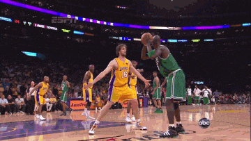 媒体人：有网友拍到国安新援塞尔吉尼奥正在体检.