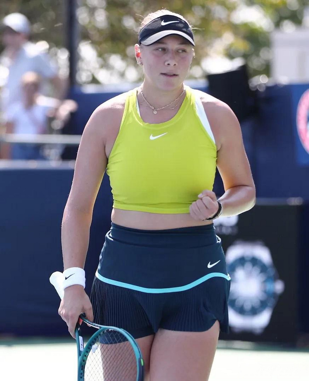 约基奇夺历史性三双 金块NBA加时战力克太阳.